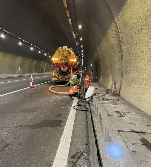 右玉隧道排水渠清淤